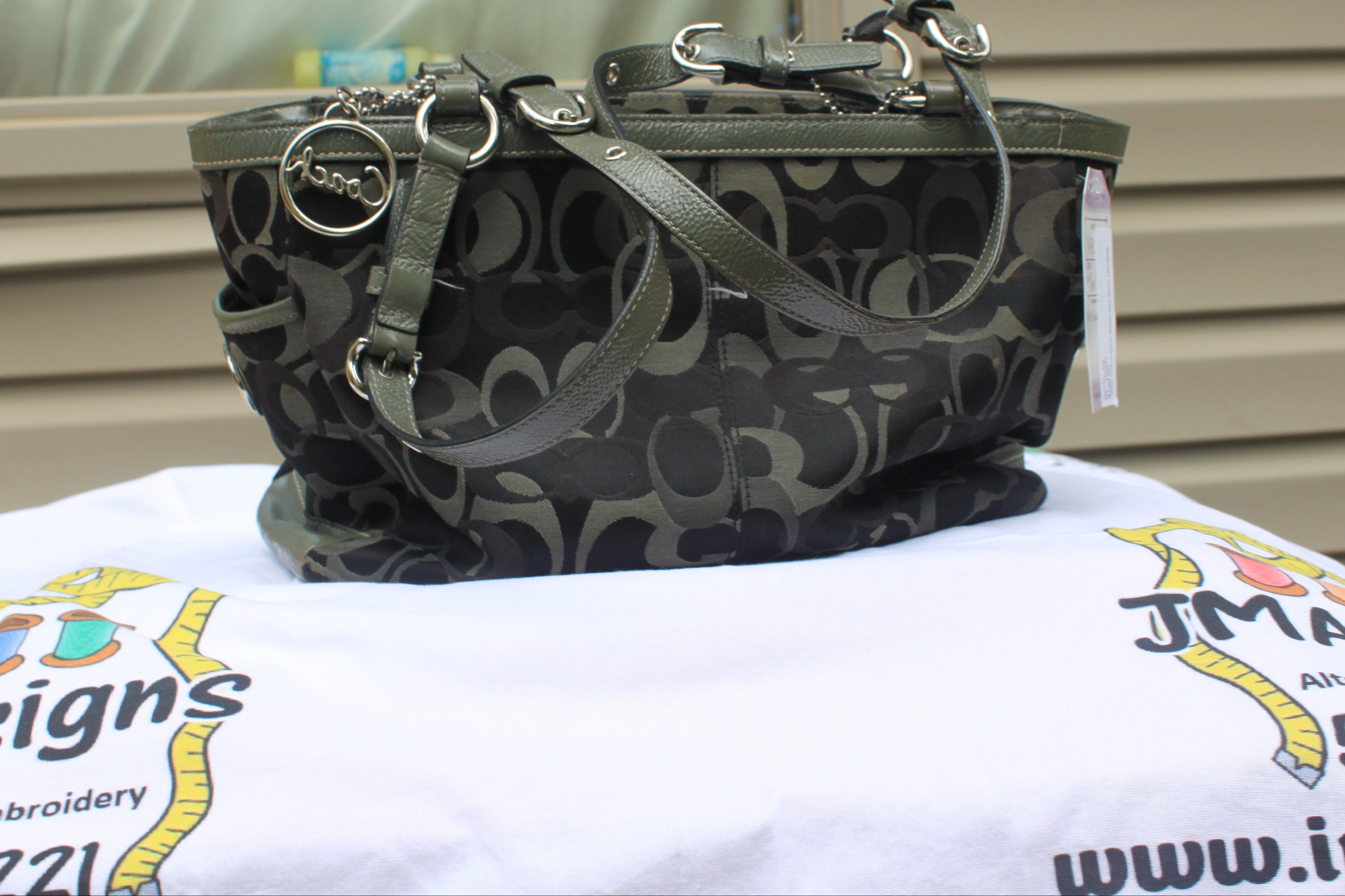 B03 2009 Coach Army Green and Black Handbag
