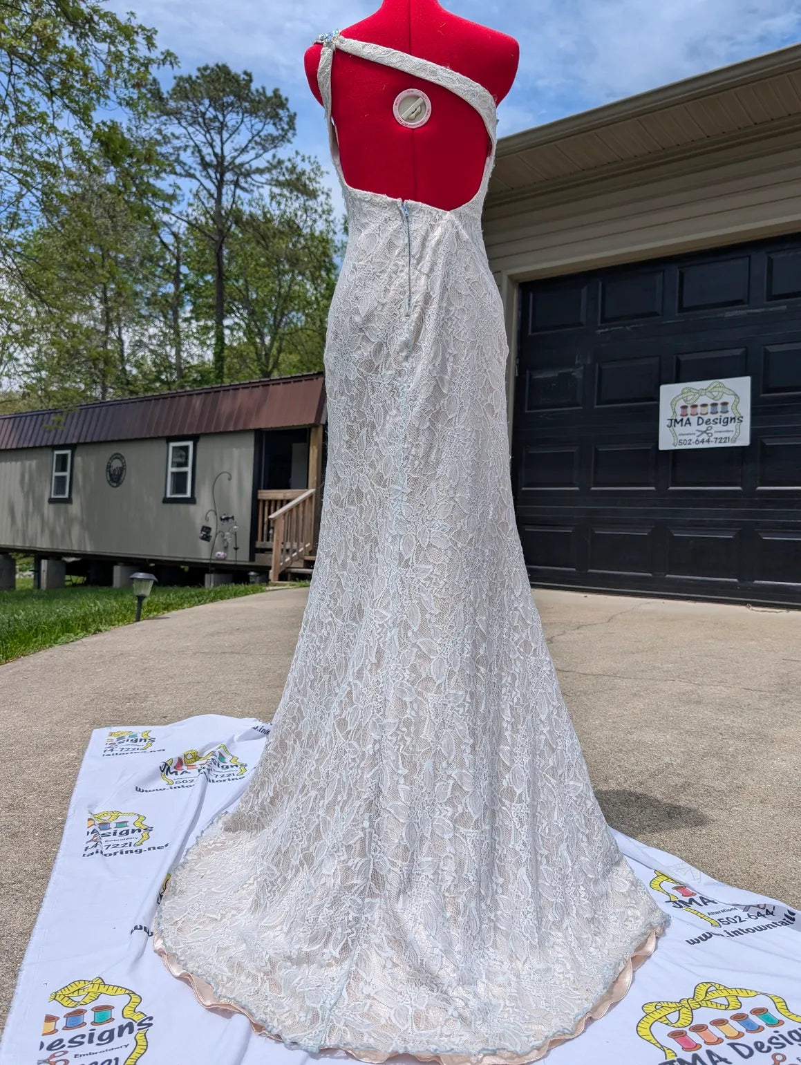 04 White Lace with Gemstones on Bodice